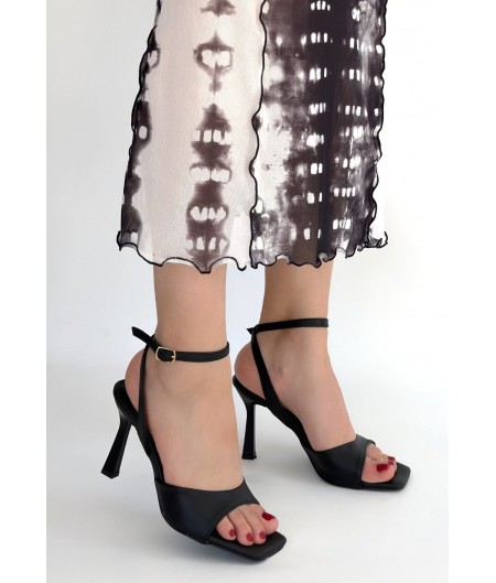 Soha Siyah Cilt Topuklu Bilekten Kemerli Ayakkabı Soha Siyah Cilt Topuklu Bilekten Kemerli Ayakkabı